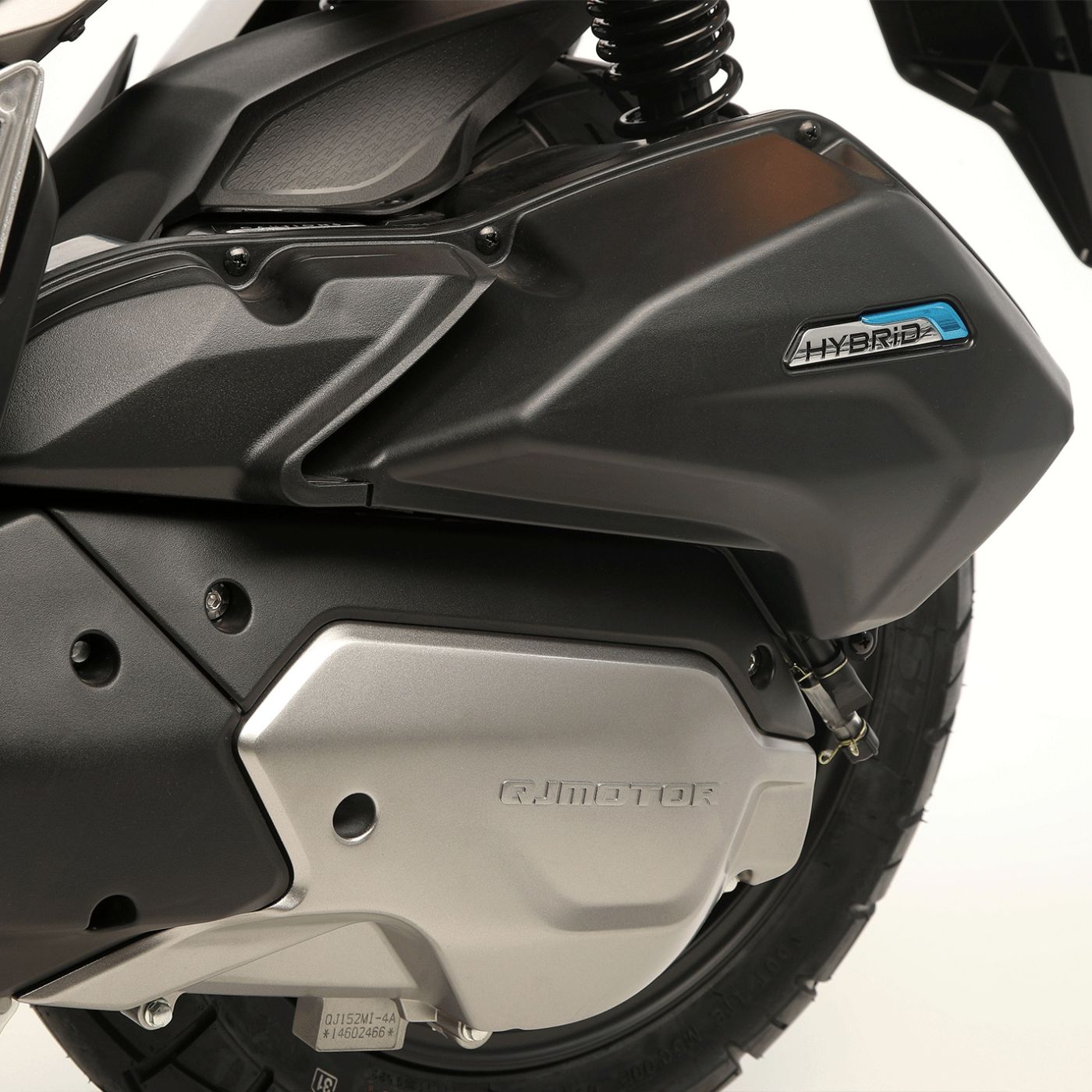 Vista lateral de la QJ Motor ATR 125 Hybrid, destacando su diseño y acabados.