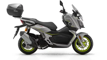 Vista lateral de la QJ Motor ATR 125 Hybrid, destacando su diseño agresivo y moderno.