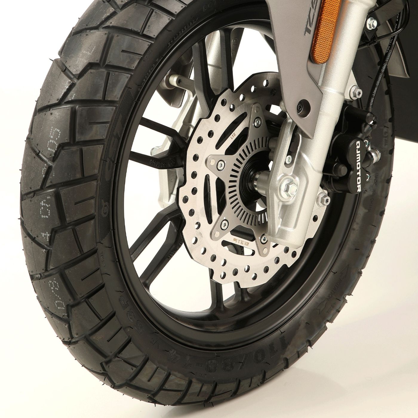 Vista cercana del neumático y disco de freno de la QJ Motor ATR 125 Hybrid.