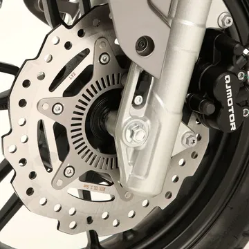 Primer plano del sistema de freno de disco de la QJ Motor ATR 125 Hybrid.