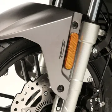 Vista parcial de la horquilla delantera de la QJ Motor ATR 125.