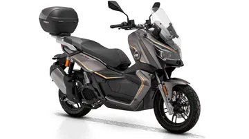 La QJ Motor ATR 125 Hybrid en pose lateral, destacando su diseño y ergonomía.