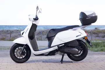 Vista lateral QJ LTR 125 resaltando su diseño urbano y compacto.