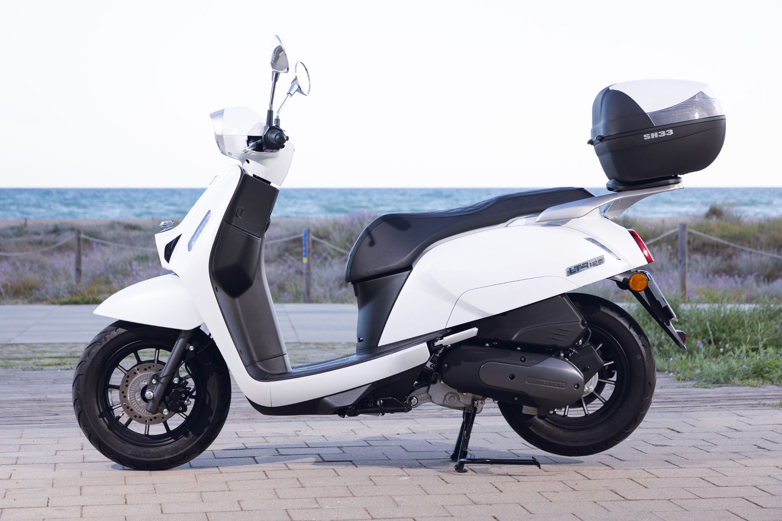 Vista lateral QJ LTR 125 resaltando su diseño urbano y compacto.