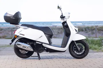 Una LTR 125 blanca posando majestuosa, promete prestaciones urbanas de alto nivel.