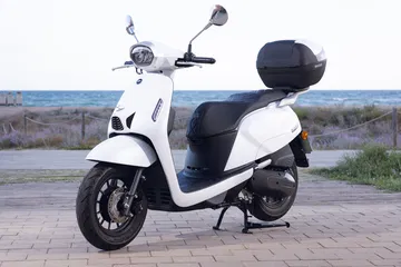 Scooter urbana QJ LTR 125, eficiente y económica para la ciudad