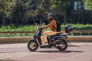 Vista dinámica de la QJ LTR 125 en acción, mostrando su perfil urbano.