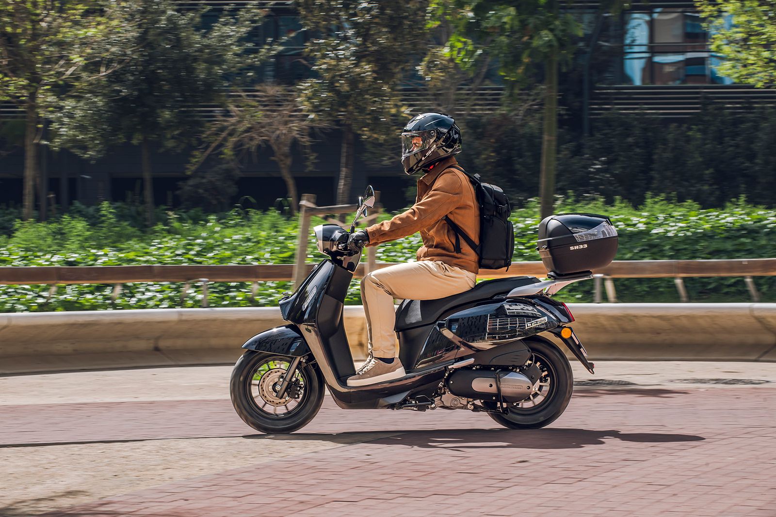 Vista dinámica de la QJ LTR 125 en acción, mostrando su perfil urbano.