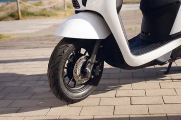 Rueda delantera de LTR 125 muestra freno ABS