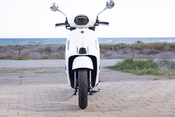 Vista delantera QJ LTR 125, diseño compacto y urbano