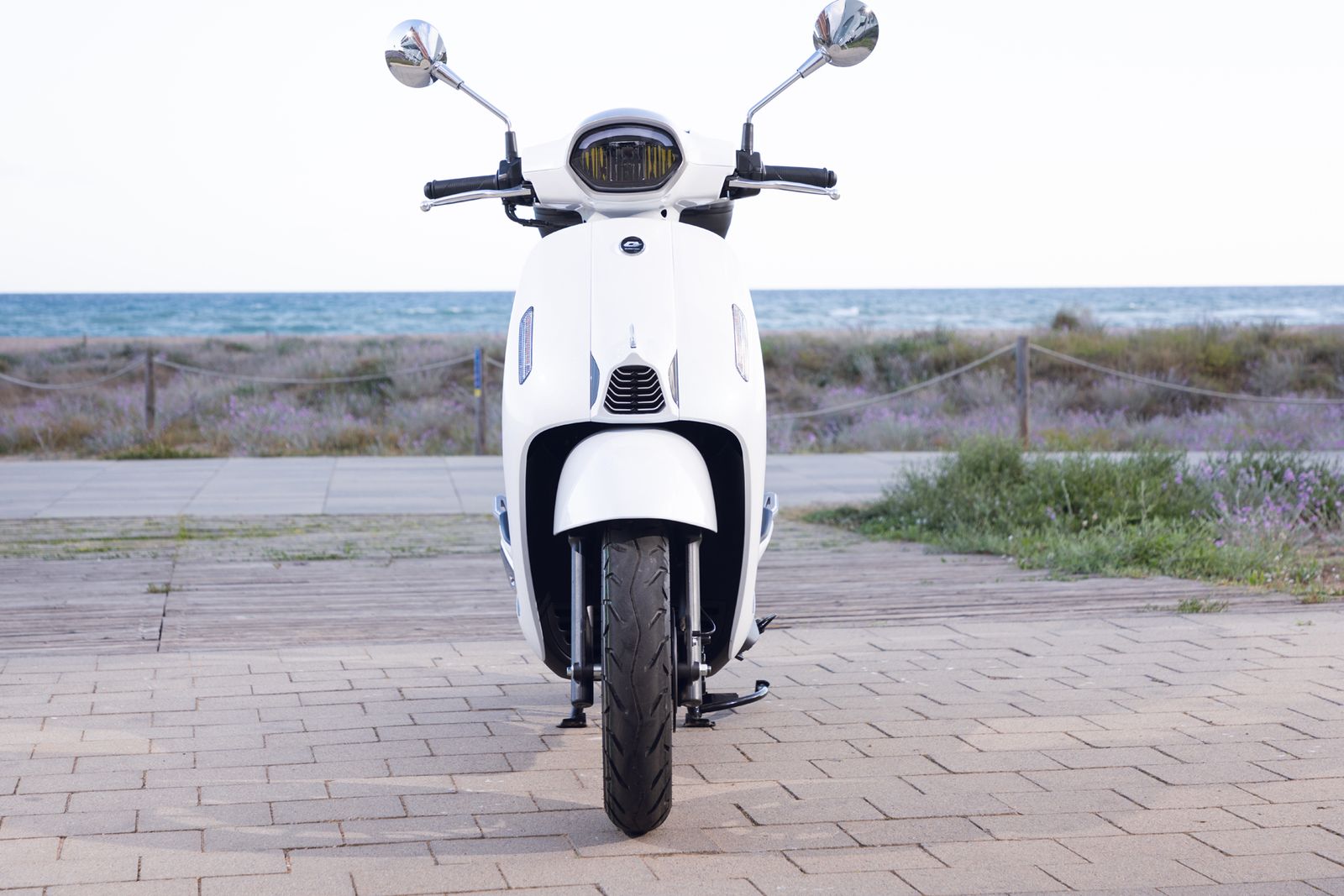 Vista delantera QJ LTR 125, diseño compacto y urbano