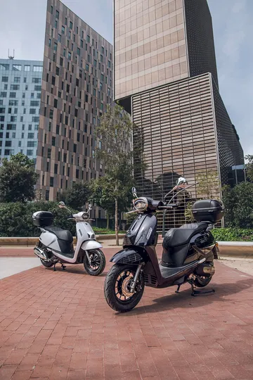 Vista lateral de la QJ LTR 125 en un contexto urbano, mostrando su diseño agresivo.