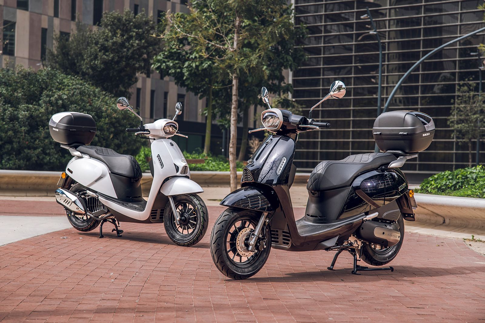La QJ LTR 125 muestra su línea lateral urbana con estilo y eficacia