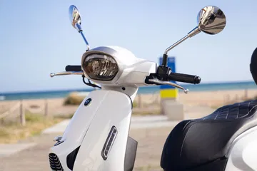 Vista frontal de la QJ LTR 125 destacando su diseño urbano