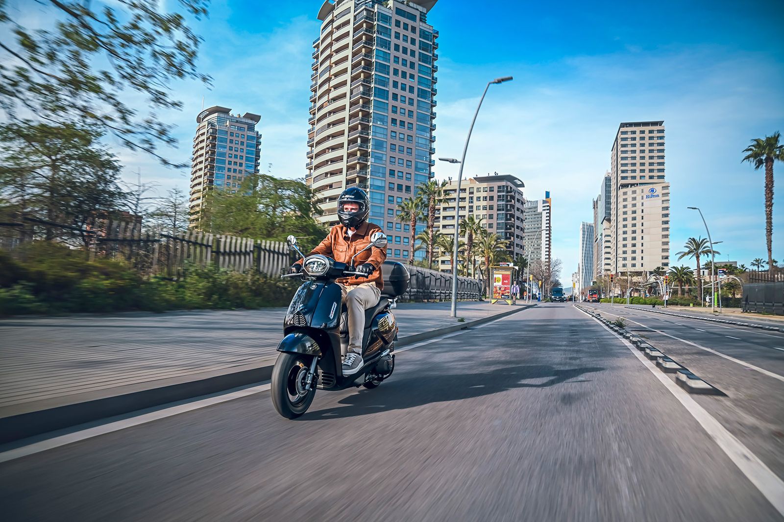 La QJ LTR 125 se muestra ágil y estilizada, perfecta para la jungla urbana.