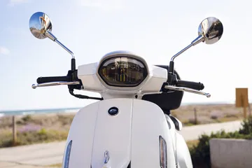 Vista trasera enfocando detalles y acabados del QJ LTR 125.