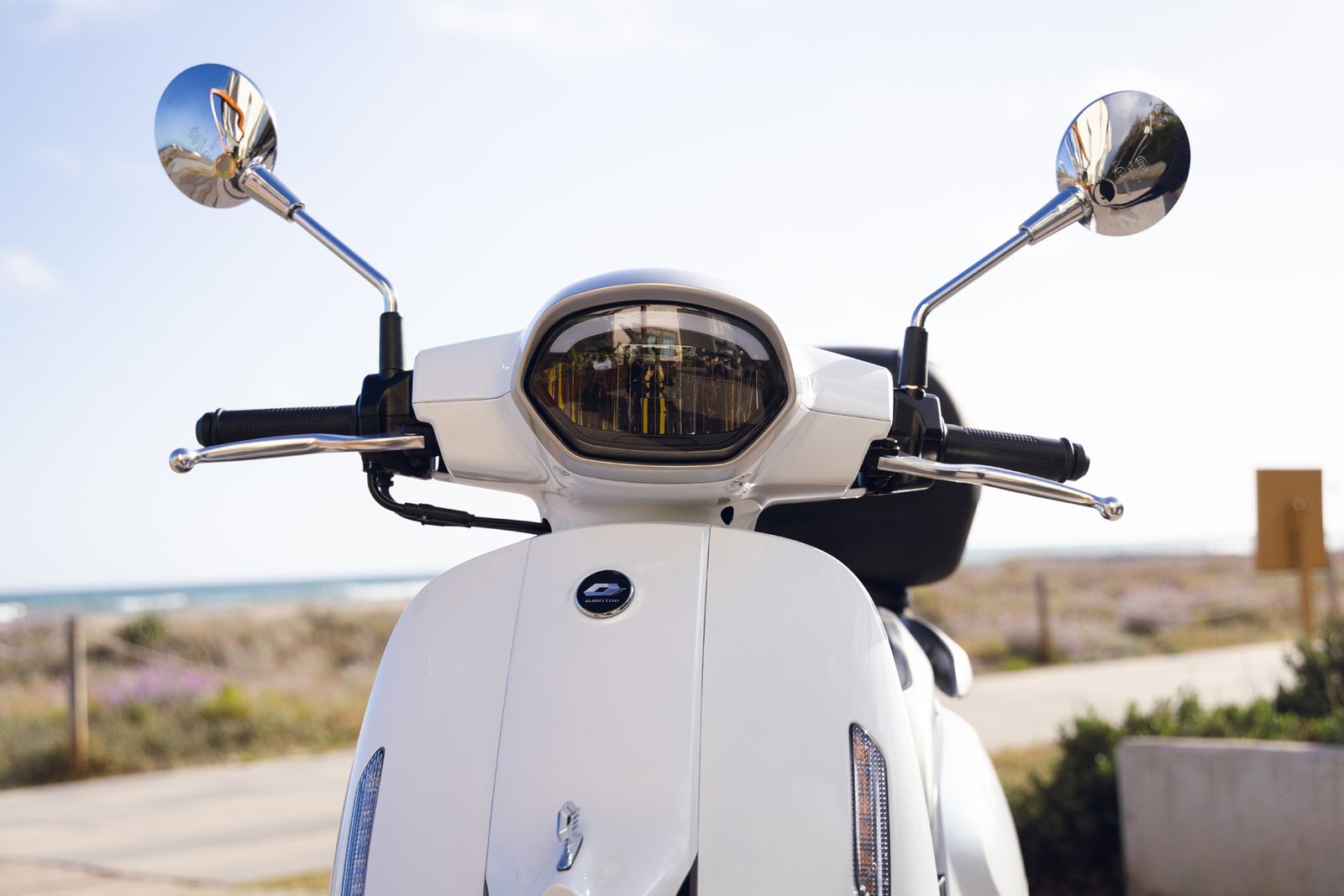 Vista trasera enfocando detalles y acabados del QJ LTR 125.