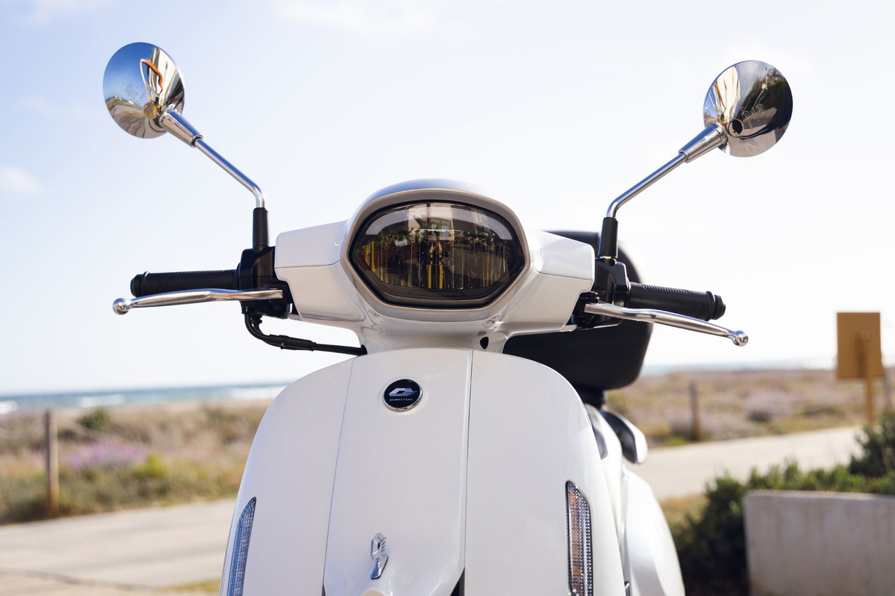 Vista trasera enfocando detalles y acabados del QJ LTR 125.