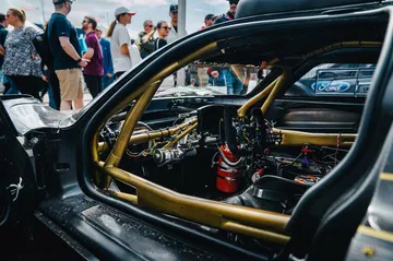 Vista lateral del habitáculo con acabados de alta gama y atención al detalle.