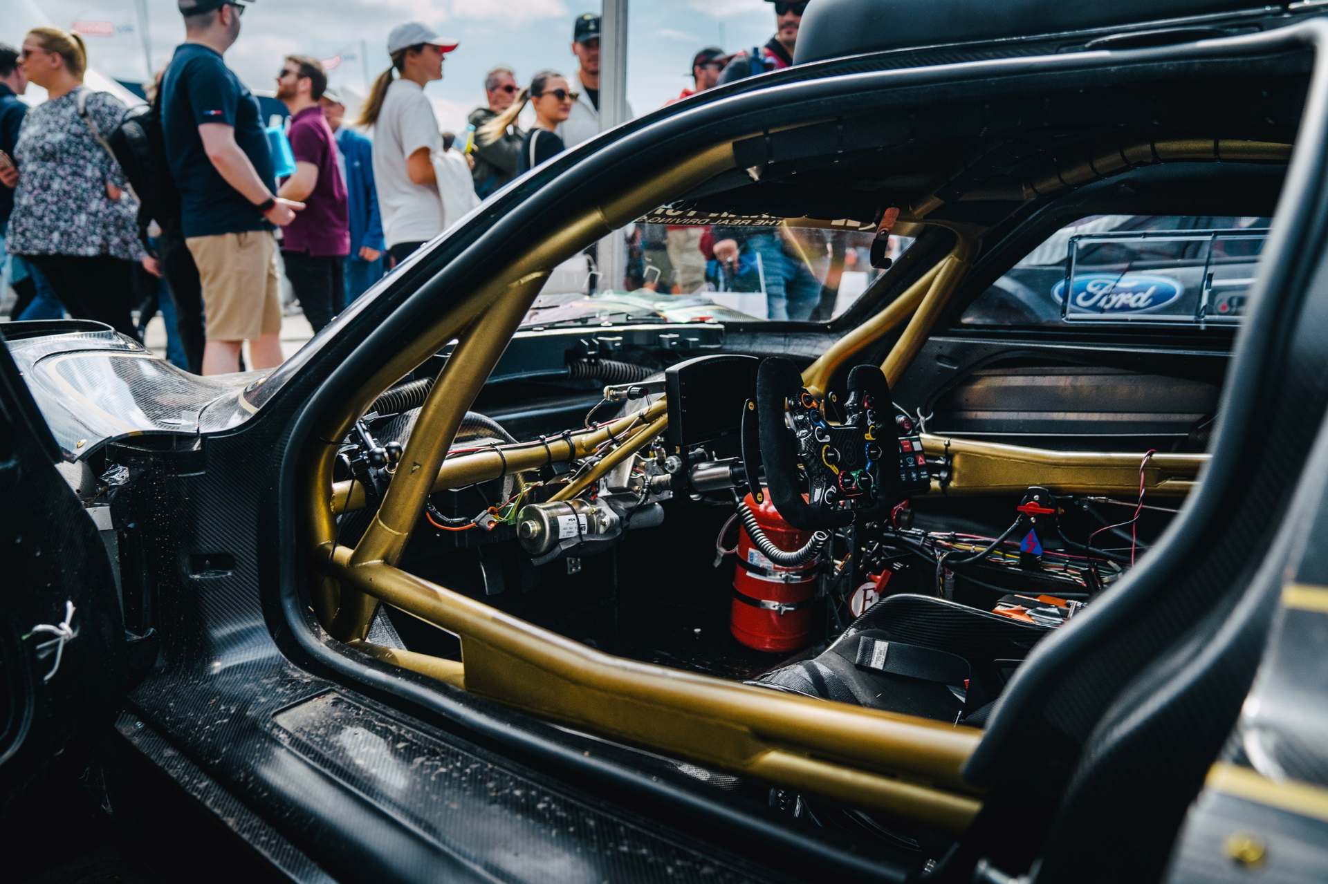 Vista lateral del habitáculo con acabados de alta gama y atención al detalle.