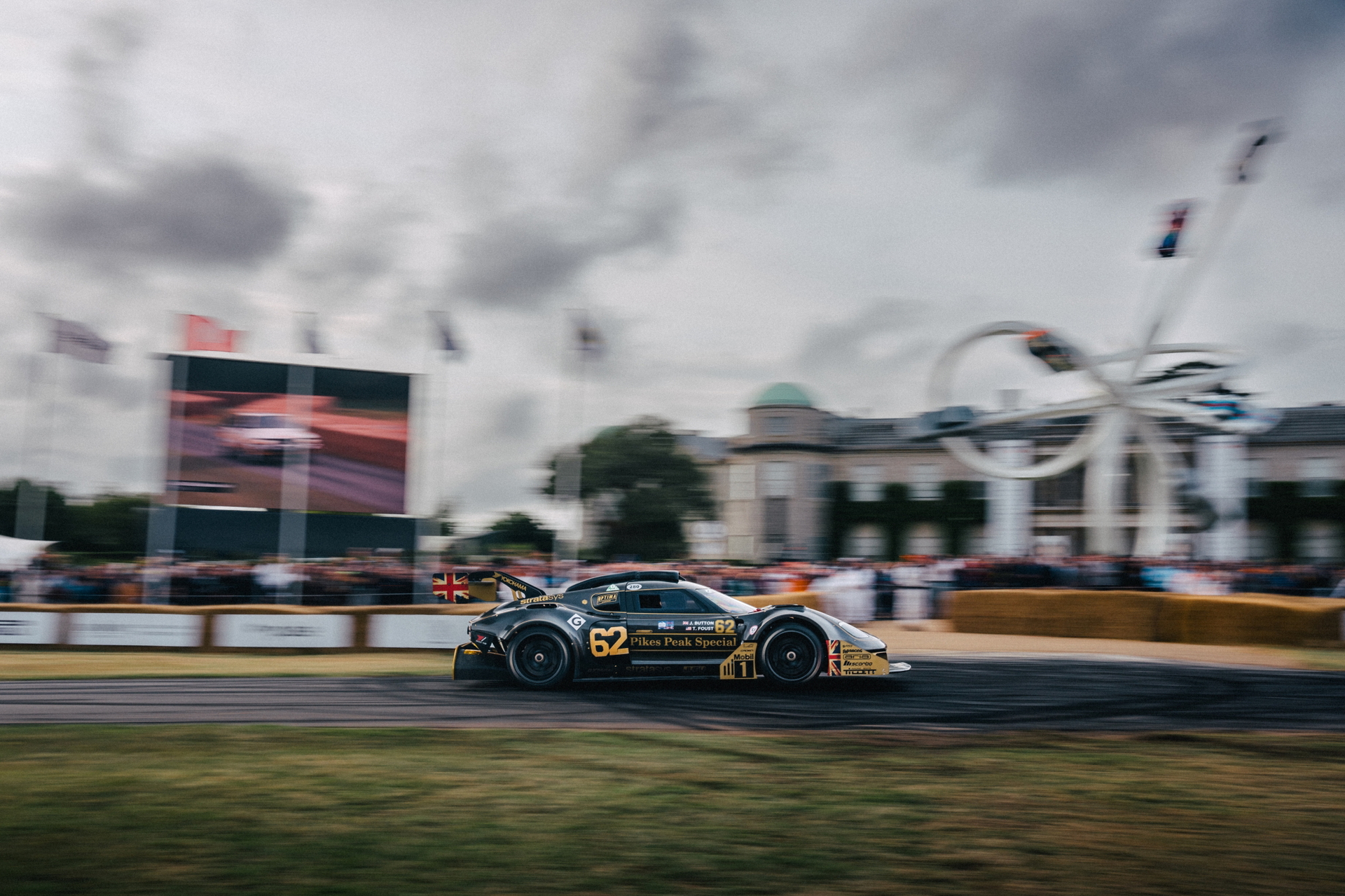 Vista lateral del superdeportivo en Goodwood, aerodinámica cautivadora.