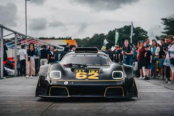 Vista frontal-lateral del Radford en Goodwood, con estética agresiva y aerodinámica avanzada.