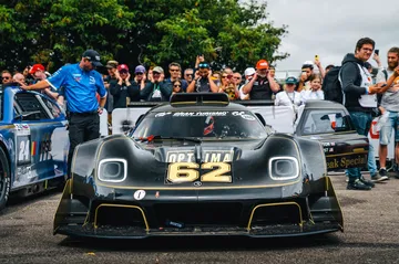 Superdeportivo Radford en Goodwood, edición Pikes Peak con público admirando.