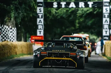 Superdeportivo en Goodwood, luce livery Pikes Peak. V6, sintonizado por campeón F1.