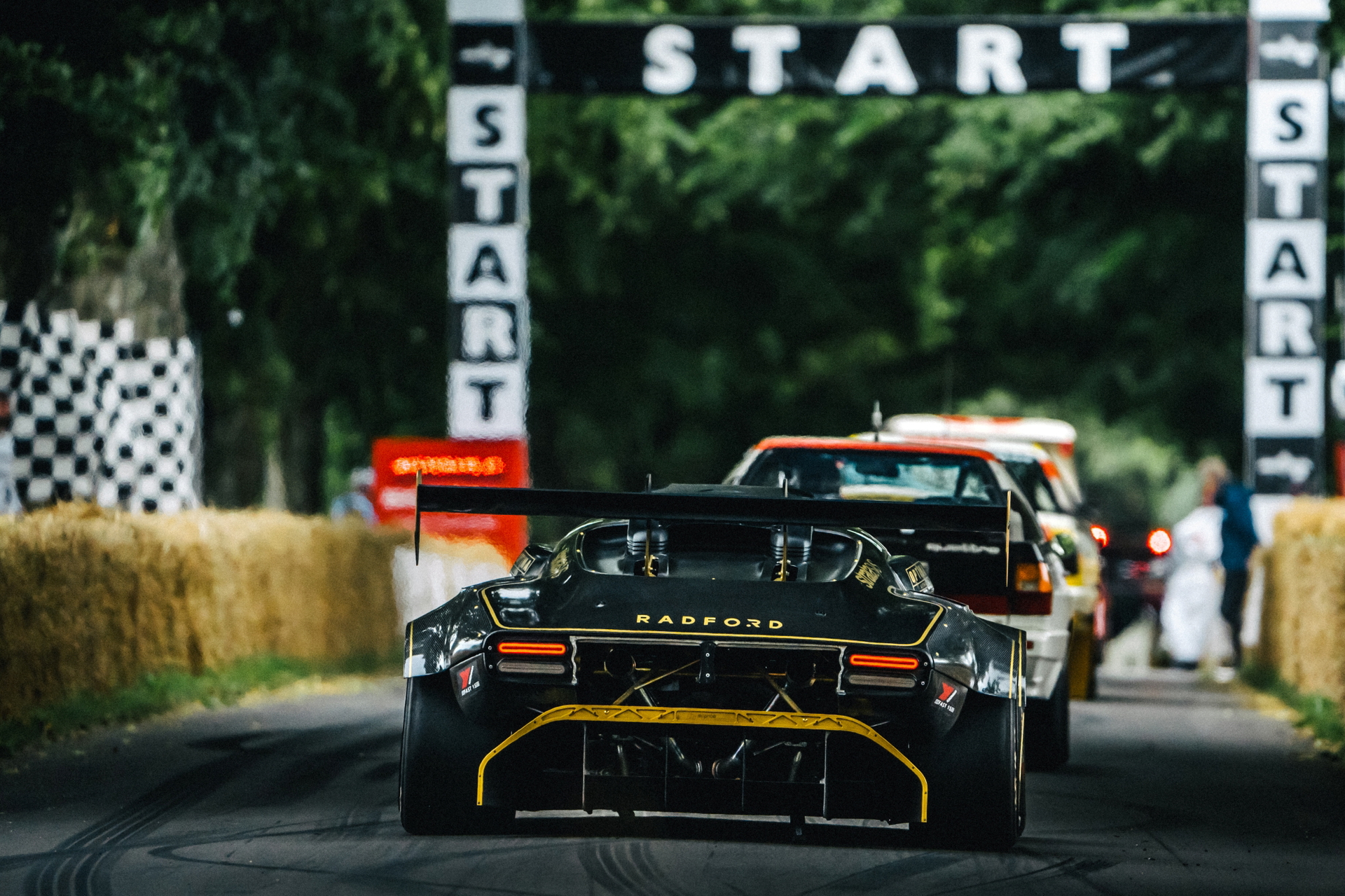 Superdeportivo en Goodwood, luce livery Pikes Peak. V6, sintonizado por campeón F1.