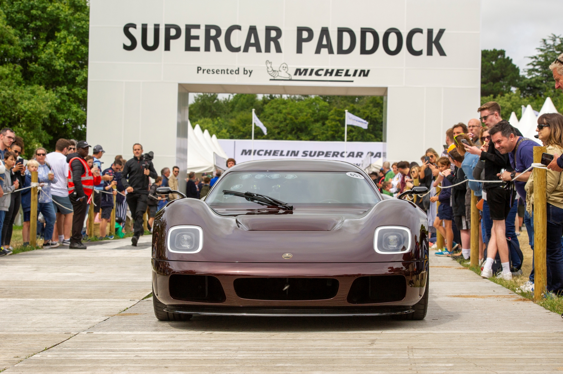 Vista frontal y lateral del Radford Type 62-2, galardonado en Goodwood.