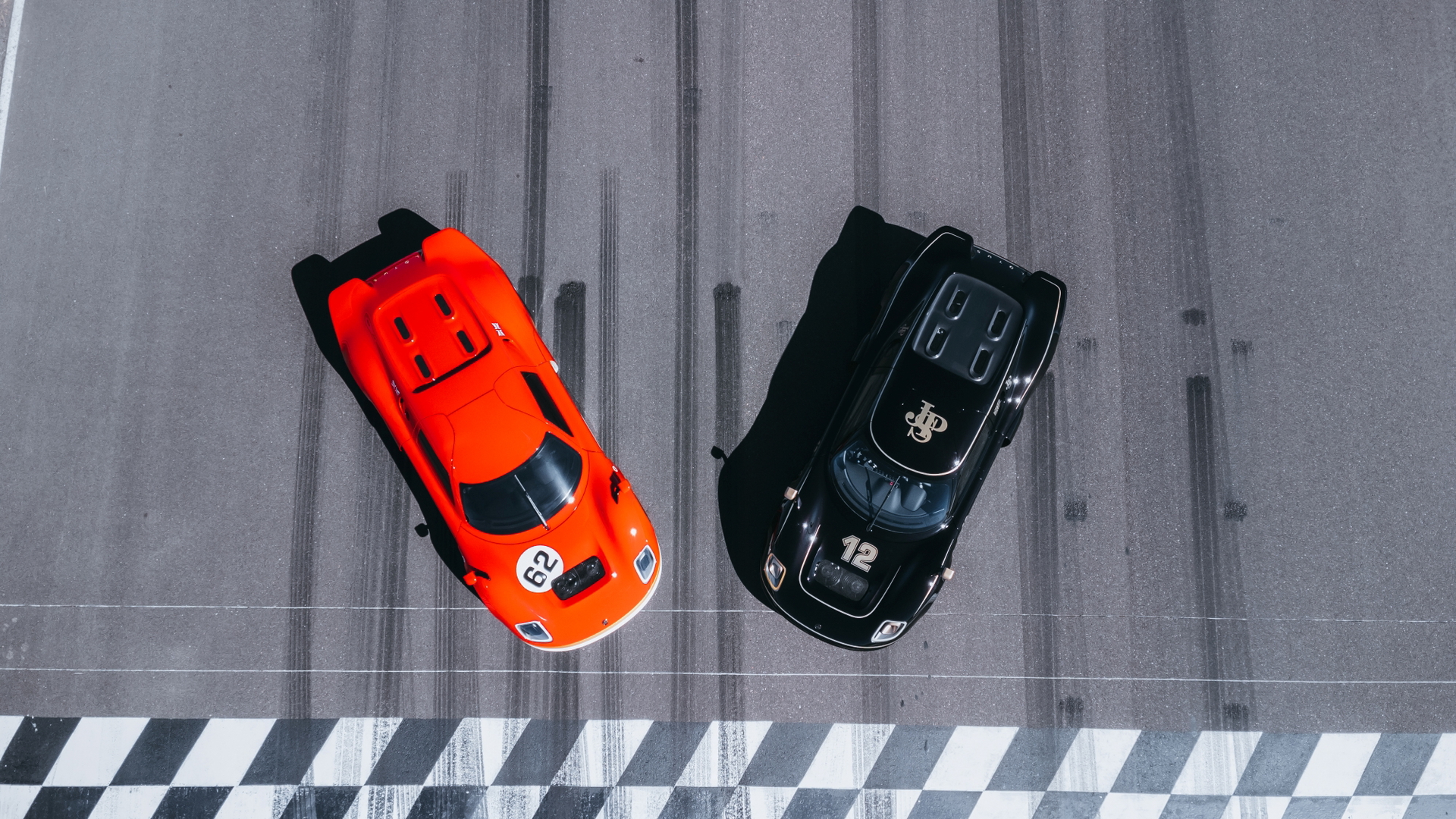 Doble Radford Type 62-2, homenaje a leyendas de carreras, en acción.