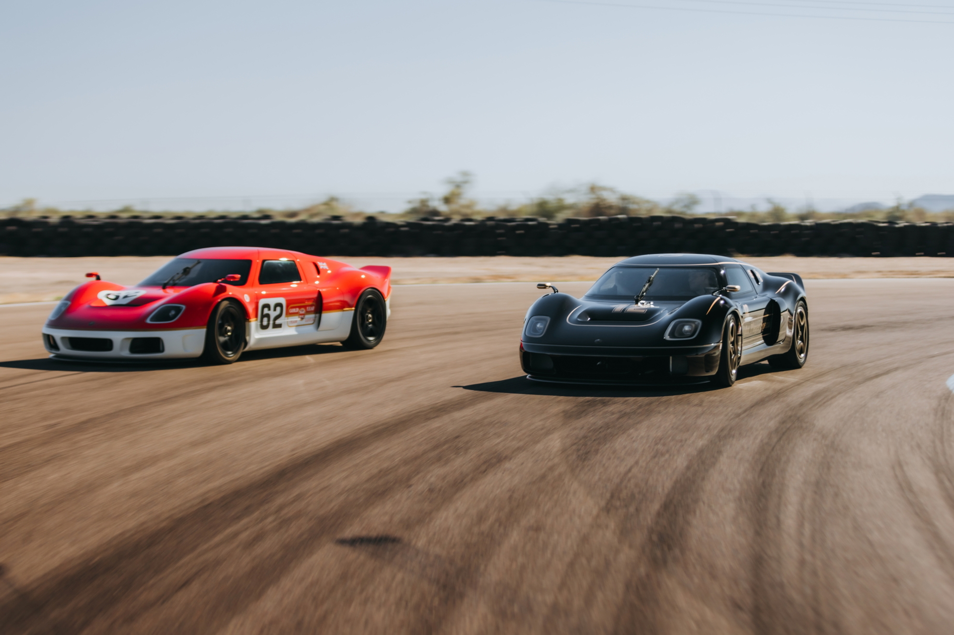 Dos Radford Type 62-2 en dinámica pista, homenaje al motorsport clásico.