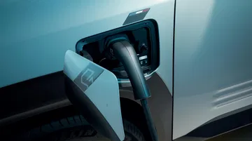 Vista del sistema de carga del Renault 4, enfatizando su carácter eléctrico.