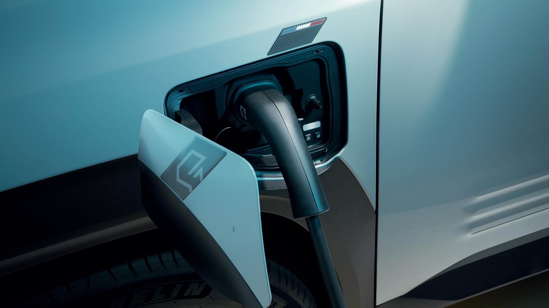 Vista del sistema de carga del Renault 4, enfatizando su carácter eléctrico.