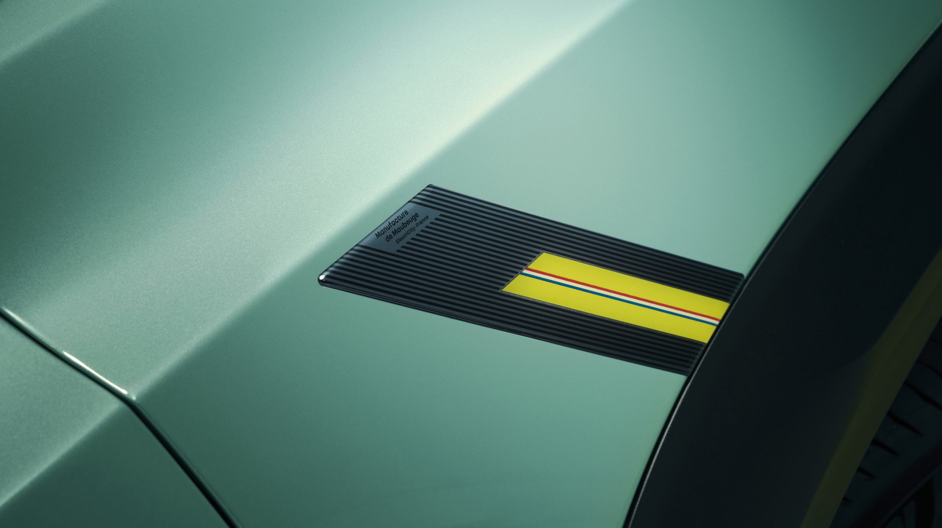 Vista parcial que muestra detalle del acabado y diseño exterior del Renault 4.