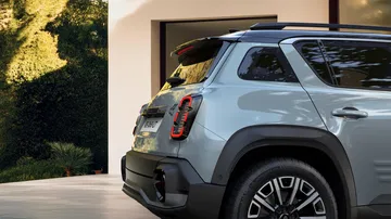 Vista parcial trasera del nuevo Renault 4, mostrando diseño y elementos de iluminación.