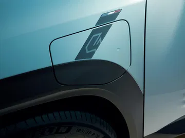 Detalle del diseño exterior del nuevo Renault 4, destacando líneas y texturas.