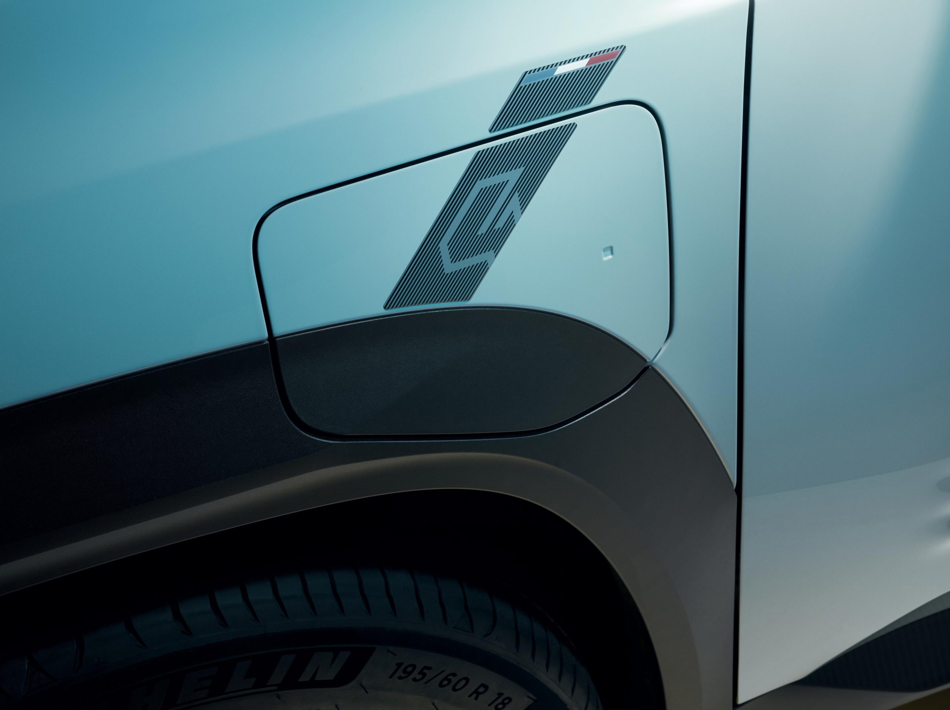 Detalle del diseño exterior del nuevo Renault 4, destacando líneas y texturas.