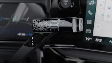 Vista del selector de marchas del Renault 4, con detalles florales y pantallas digitales.
