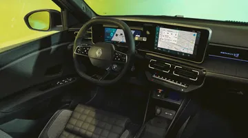 Vista moderna del tablero del Renault 4 con pantallas integradas y acabados contemporáneos