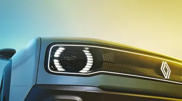Vista cercana de la luz delantera LED del Renault 4, diseño moderno y estilizado.