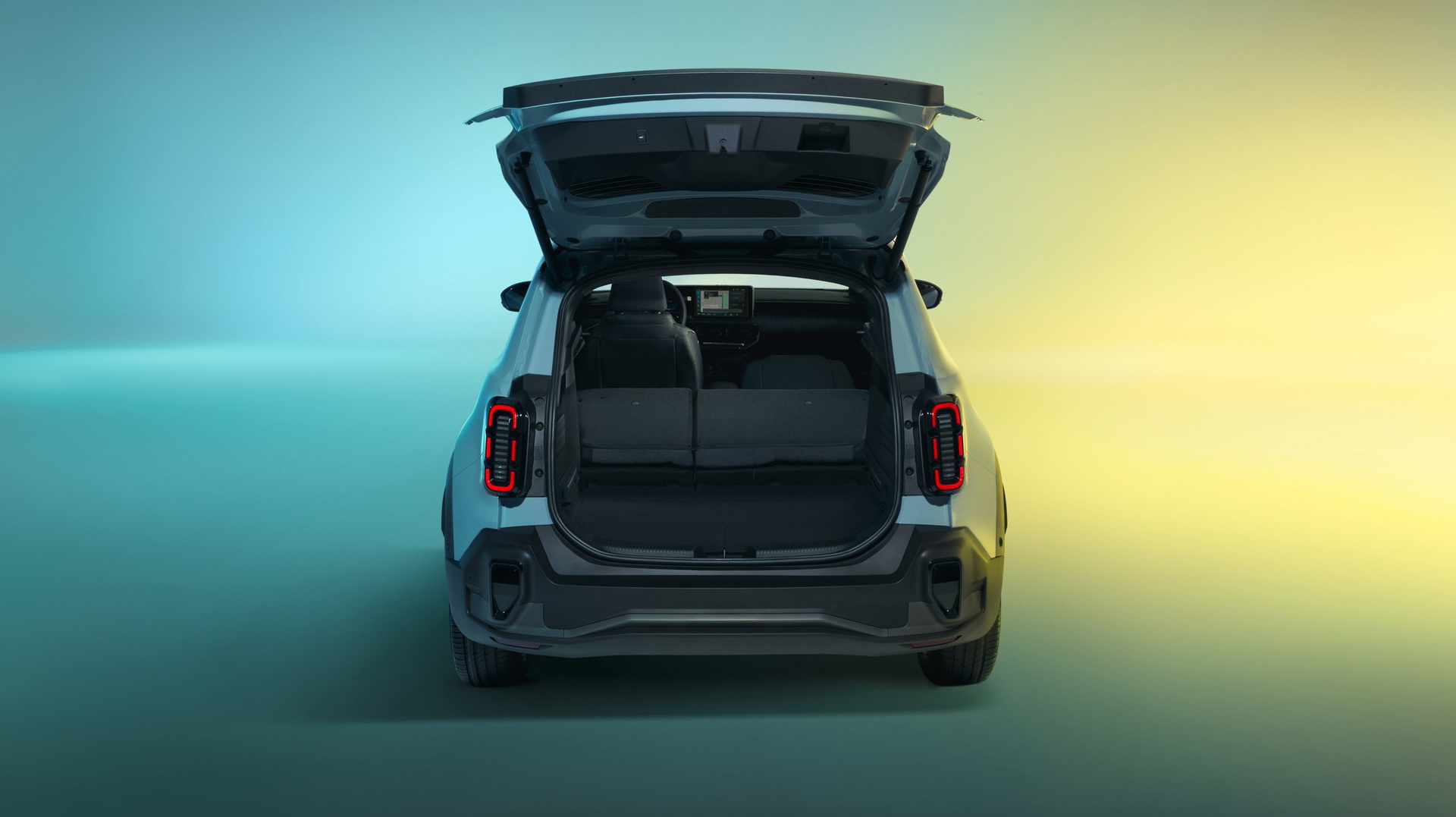 Vista trasera del Renault 4 mostrando su amplio maletero y diseño moderno.