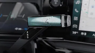 Renault 4 2025 muestra su moderno selector de marchas con diseño futurista.