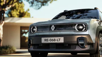 Vista frontal del nuevo Renault 4, destacando su diseño moderno y luces LED.