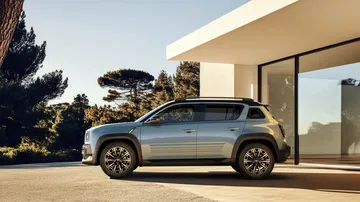 El renovado Renault 4 luce un diseño lateral refinado, destacando sus líneas modernas y dinámicas.
