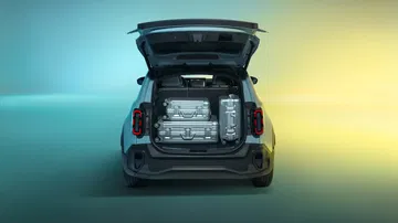 Vista del nuevo Renault 4 2025, enfocando su trasera y diseño de motor.