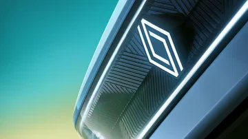 Visión cercana del distintivo de Renault en el vehículo.