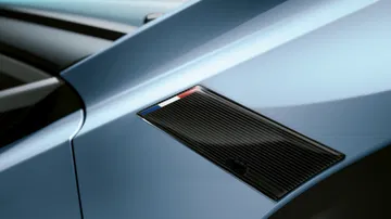 Reinterpretación moderna del clásico Renault 4, detalle del techo revela líneas estilizadas.