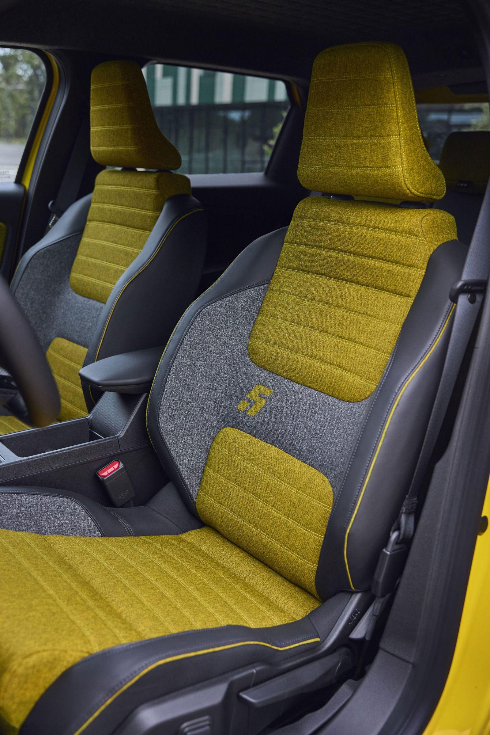 Vistazo exclusivo a los asientos del nuevo Renault 5 eléctrico, diseño moderno y ergonómico. Vistazo exclusivo a los asientos del nuevo Renault 5 eléctrico, diseño moderno y ergonómico.
