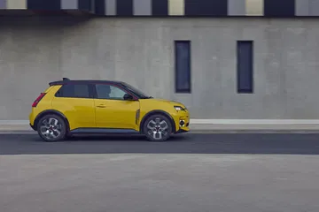 Perfil del Renault 5 eléctrico, muestra diseño retro-moderno